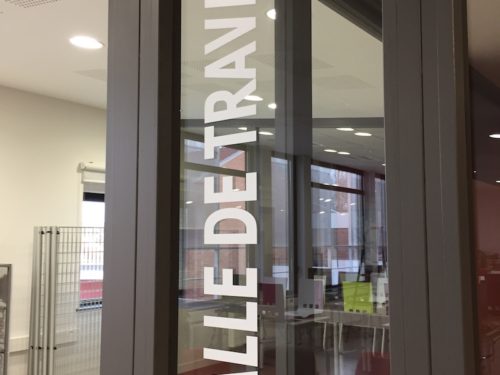 lettrage vitre salle de travail