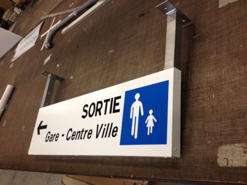 Petit panneau sortie gare centre ville